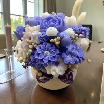 Luxury Purple Blossom – Σύνθεση με Κεριά Σόγιας σε Κεραμικό κασπό